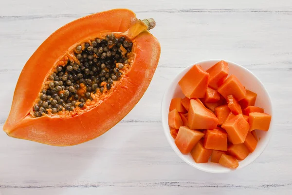 beyaz bir tablo üzerinde papaya meyve kase