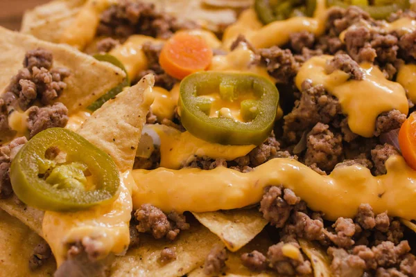Nacho Chips Mais Garniert Mit Hackfleisch Geschmolzenem Käse Jalapeños Paprika — Stockfoto
