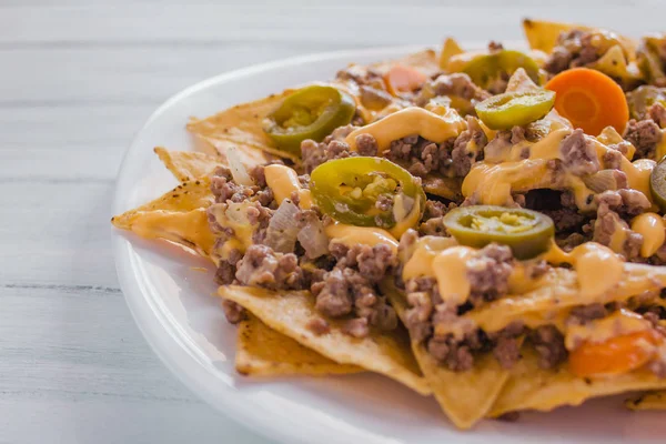 Nacho Chips Maíz Adornado Con Carne Molida Queso Derretido Chiles — Foto de Stock