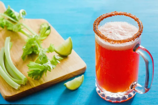 Cerveza Michelada Con Jugo Tomate Salsa Picante Limón Cóctel Bebida —  Fotos de Stock