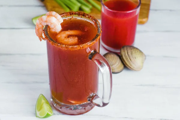 Cerveza Michelada Con Jugo Tomate Camarones Almejas Limón Cóctel Bebidas —  Fotos de Stock