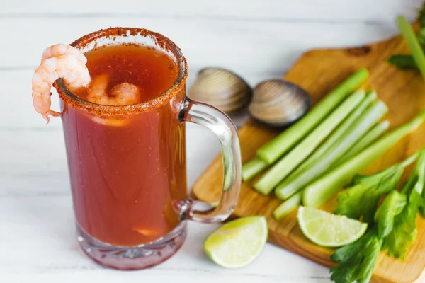 Cerveza Michelada Con Jugo Tomate Camarones Almejas Limón Cóctel Bebidas —  Fotos de Stock