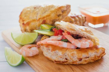 Empanadas de camarones. Empanada bir pasta pişmiş ya da Meksika'da Kızarmış karides dolu olduğunu