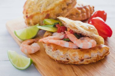 Empanadas de camarones. Empanada bir pasta pişmiş ya da Meksika'da Kızarmış karides dolu olduğunu