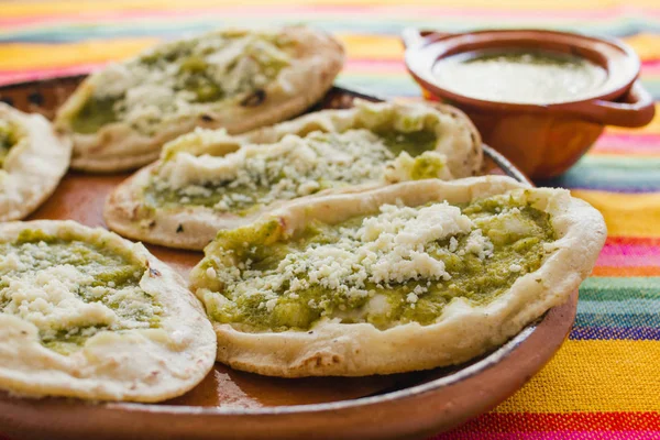 Sopas Mexicanas Con Queso Rallado Salsa Verde Comida Mexicana Picante — Foto de Stock