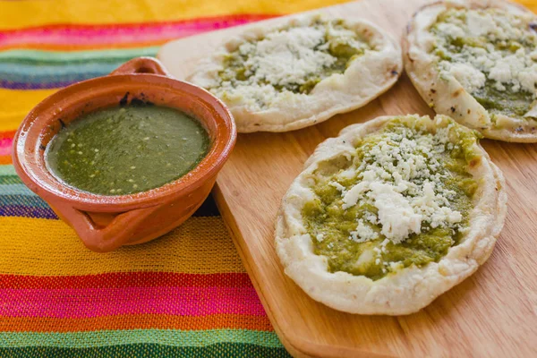 Sopas Mexicanas Con Queso Rallado Salsa Verde Comida Mexicana Picante — Foto de Stock