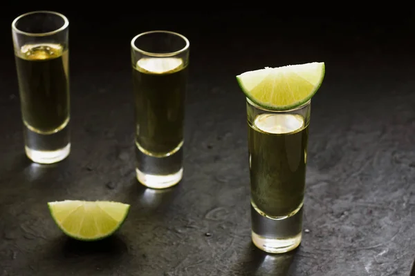 Tequila Shot Mexicano Bebidas Fuertes Alcohólicas Trozos Lima Con Sal —  Fotos de Stock