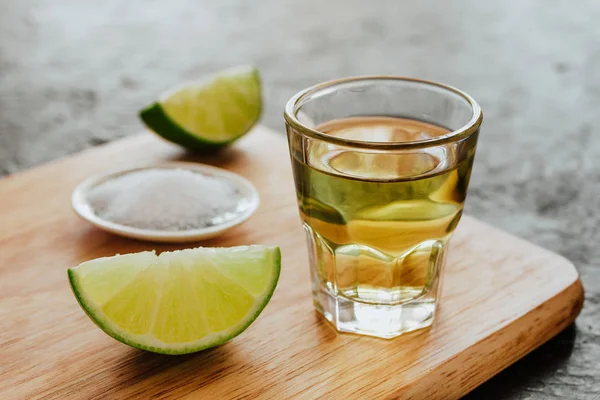 Τεκίλα Shot Μεξικάνικο Αλκοολούχα Δυνατά Ποτά Και Μικρά Κομματάκια Λάιμ — Φωτογραφία Αρχείου