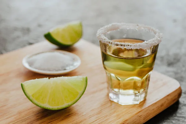 Tequila Shot Mexicano Bebidas Fuertes Alcohólicas Trozos Lima Con Sal — Foto de Stock