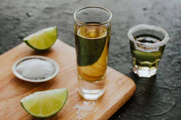 Tequila Shot Mexicano Bebidas Fuertes Alcohólicas Trozos Lima Con Sal —  Fotos de Stock