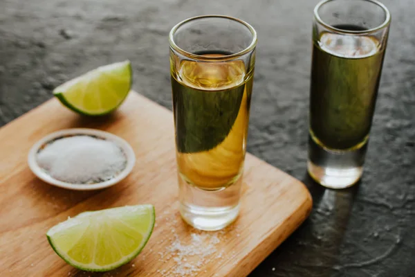 Tequila Shot Mexicano Bebidas Fuertes Alcohólicas Trozos Lima Con Sal — Foto de Stock