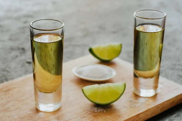 Tequila Shot Mexicano Bebidas Fuertes Alcohólicas Trozos Lima Con Sal — Foto de Stock