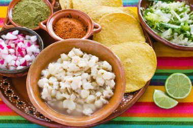 Pozole Meksika Mısır çorbası, geleneksel gıda Meksika Mısır taneleri ile yaptı.