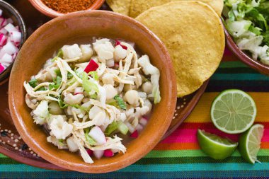 Pozole Meksika Mısır çorbası, geleneksel gıda Meksika Mısır taneleri ile yaptı.