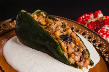 Chiles en Nogada, Puebla Meksika 'da geleneksel Meksika mutfağı.