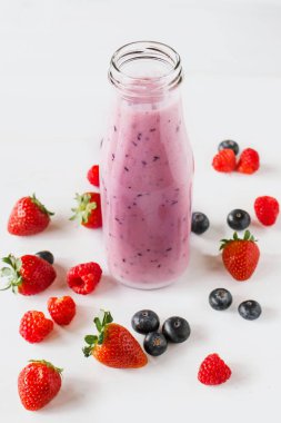 Berry güler yüzlü, çilek, ahududu, yaban mersini ve beyaz arka plan üzerinde blackberry