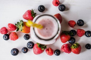 Çilek, ahududu, yaban mersini ve beyaz arka plan üzerinde blackberry