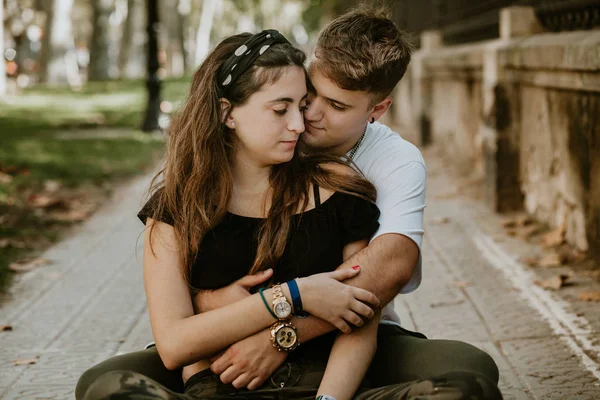 Dospívající Pár Objímat Svou Přítelkyní — Stock fotografie