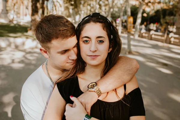 Adolescente Pareja Abrazando Novia —  Fotos de Stock