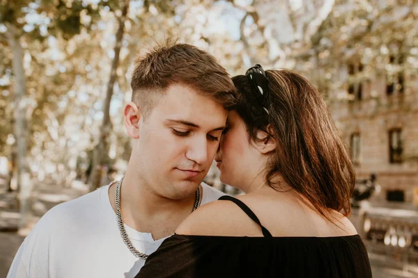 Adolescente Triste Abrazando Novia —  Fotos de Stock