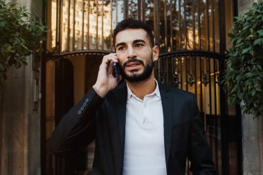 Sokakta telefonda konuşan genç adam