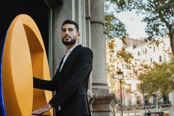 Jovem Usando Atm Para Sacar Dinheiro — Fotografia de Stock