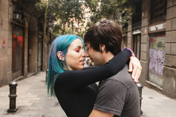 Pareja Joven Enamorada Abrazándose Calle —  Fotos de Stock