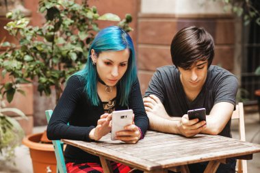 Genç çift telefon açık havada birlikte kullanma