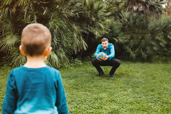 Menino Seu Pai Com Bola Jogando Parque — Fotografia de Stock