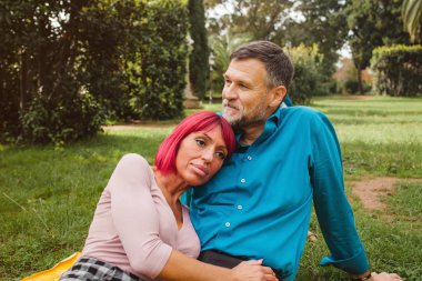 Parkta güzel bir orta-yaş çift portresi