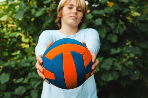 Adolescent Heureux Avec Balle Dans Main Souriant Regardant Caméra Extérieur — Photo
