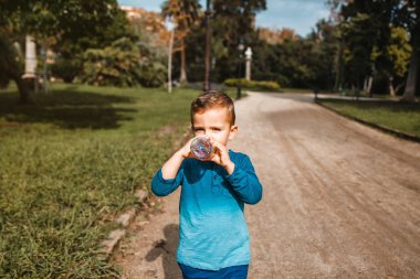 küçük çocuk içme suyu parkta, portre