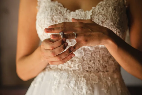 新娘的手与结婚戒指在婚礼上 — 图库照片
