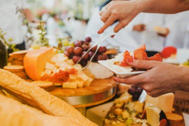 peynir kurulu ve üzüm, salam ve kraker