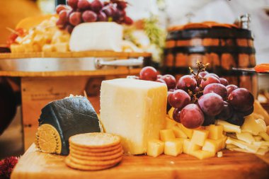 peynir kurulu ve üzüm, salam ve kraker