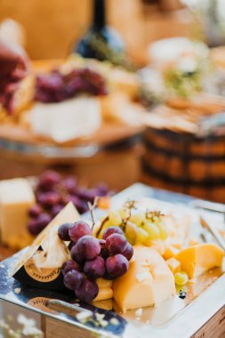 peynir kurulu ve üzüm, salam ve kraker