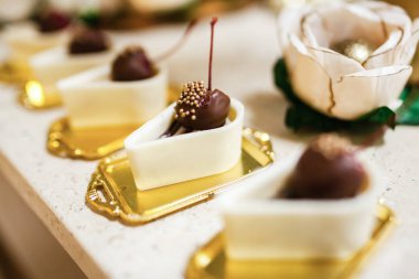 çikolatalı tatlılar, siyah ve beyaz çikolata ayarla