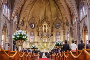 güzel bir Gotik kilise içinde evlenecek çift