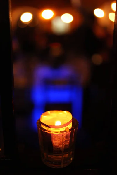 蜡烛在一个五颜六色的背景在晚上 — 图库照片