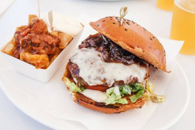 Burger sığır eti, domates, peynir ve marul