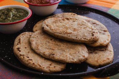 Tlacoyos Meksika yemeği, Mexico city Meksika baharatlı yemek kültürü olarak yeşil ve kırmızı sos