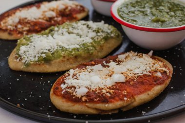 Tlacoyos Meksika yemeği, Mexico city Meksika baharatlı yemek kültürü olarak yeşil ve kırmızı sos