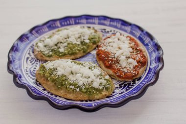 Tlacoyos Meksika yemeği, Mexico city Meksika baharatlı yemek kültürü olarak yeşil ve kırmızı sos