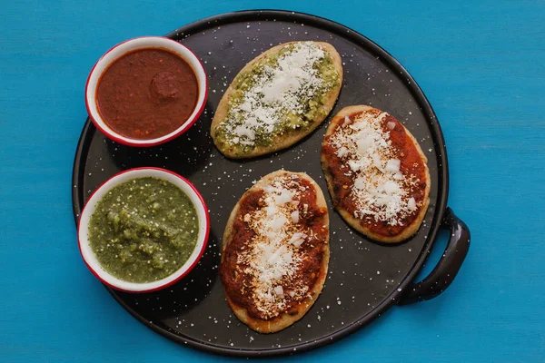 Tlacoyos Comida Mexicana Salsa Verde Roja Ciudad México — Foto de Stock