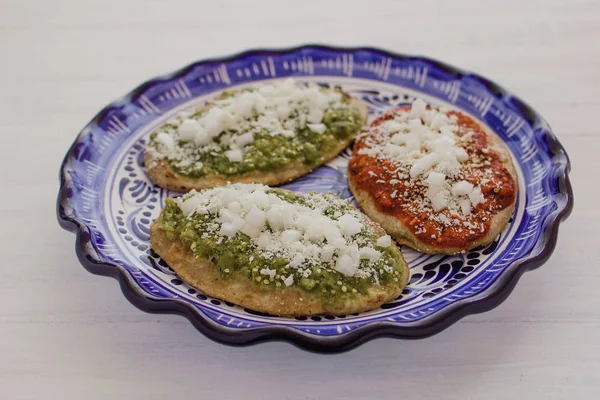 Tlacoyos Comida Mexicana Salsa Verde Roja Ciudad México —  Fotos de Stock