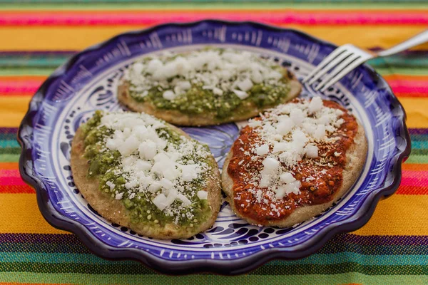 Tlacoyos Comida Mexicana Salsa Verde Roja Ciudad México — Foto de Stock