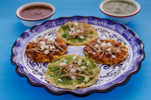 Chalupas Poblanas Comida Mexicana Puebla México Sobre Fondo Azul — Foto de Stock