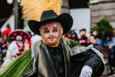 Huehues Meksika, Meksika karnaval sahne, bir geleneksel Meksika halk kostüm ve maske renk zengin dansçı