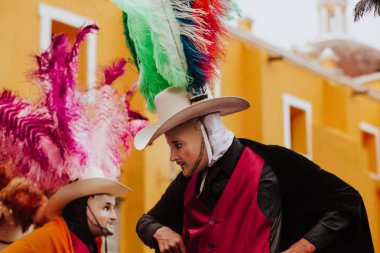 Huehues Meksika, Meksika karnaval sahne, bir geleneksel Meksika halk kostüm ve maske renk zengin dansçı