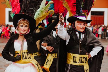 Huehues Meksika, Meksika karnaval sahne, bir geleneksel Meksika halk kostüm ve maske renk zengin dansçı